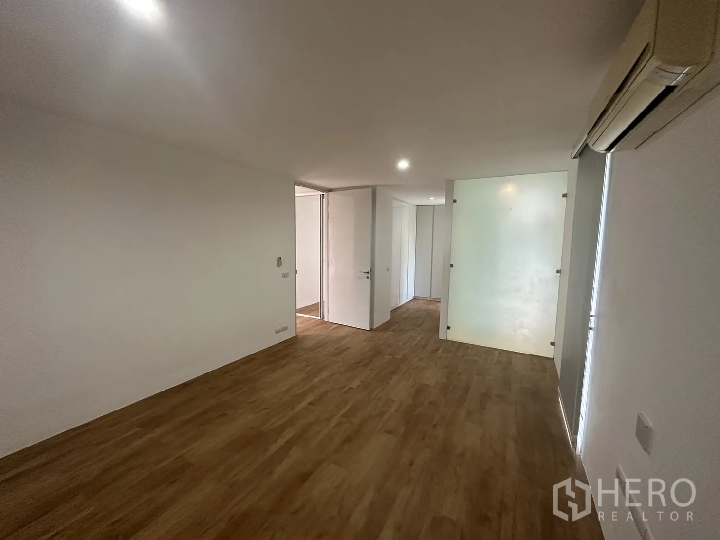 带办公室的家 出租在Phra Khanong, Bangkok - 灵活房间，带磨砂玻璃隔断与筒灯。