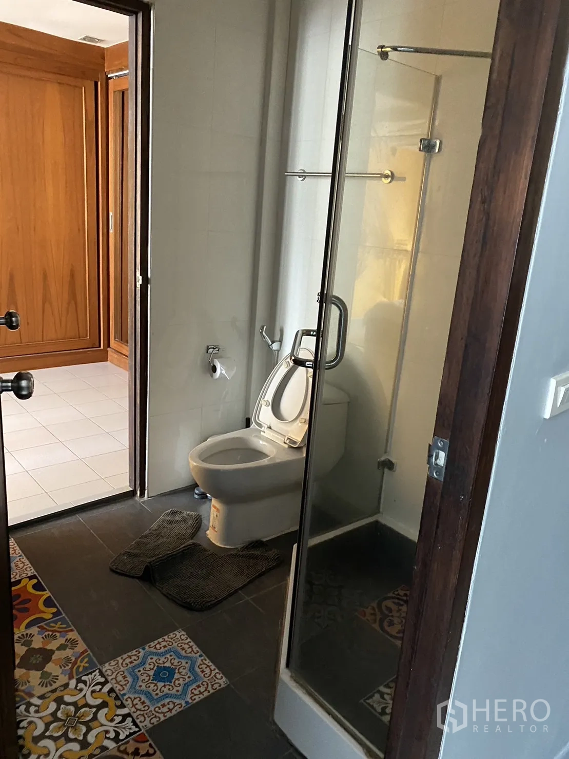 ทาวน์เฮาส์ ให้เช่าในKhlong Toei, Bangkok - ห้องน้ำพร้อมตู้ชาวเวอร์กระจก และพื้นกระเบื้องลาย