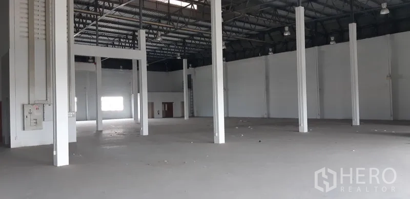 Factory for rent in Lat Krabang, Bangkok - Large manufacturing space with steel truss roof and wide column spans.