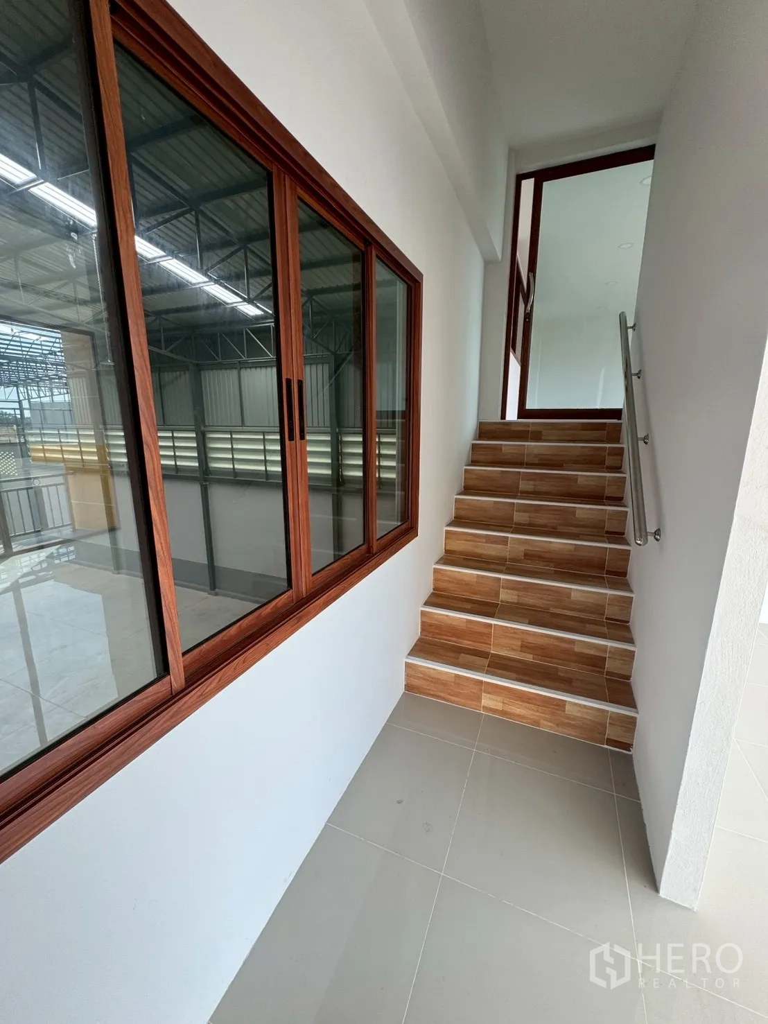 工厂 for sale in Mueang Samut Sakhon, Samut Sakhon - 楼梯旁长窗与仿木踏步的楼梯间。