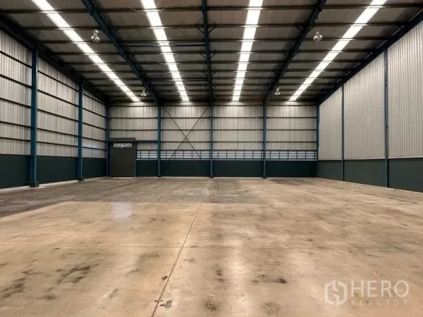 โรงงาน ให้เช่าในBang Phli, Samut Prakan - พื้นที่คลังสินค้ากว้าง เพดานเหล็กสูง 12 เมตร พื้นคอนกรีตขัดมัน