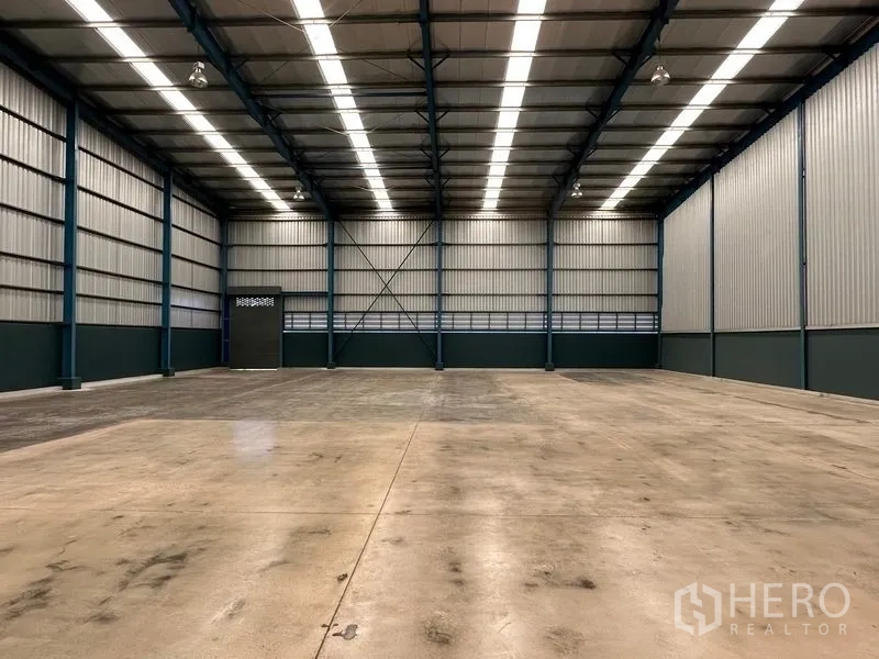 โรงงาน ให้เช่าในBang Phli, Samut Prakan - พื้นที่คลังสินค้ากว้าง เพดานเหล็กสูง 12 เมตร พื้นคอนกรีตขัดมัน