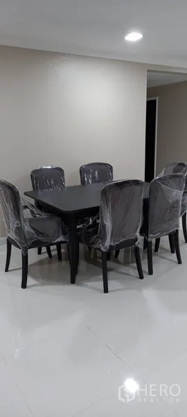 公寓 出租在Watthana, Bangkok - 六人餐桌，椅子包覆保护膜，铺设亮面地砖。