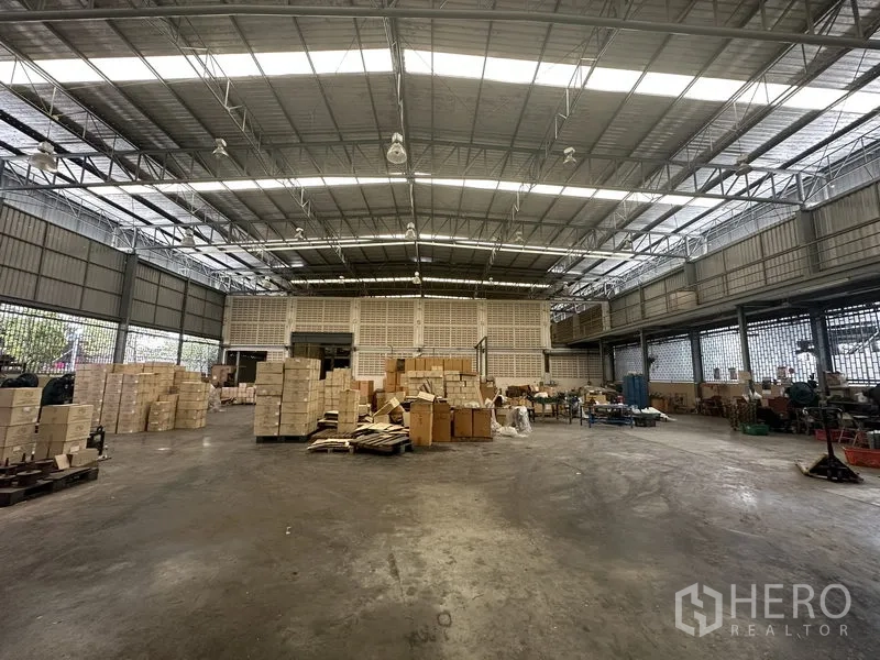 โรงงาน ให้เช่าหรือขายในLam Luk Ka, Pathum Thani - พื้นที่คลังสินค้ามีกล่องวางซ้อนและโซนลานโหลด