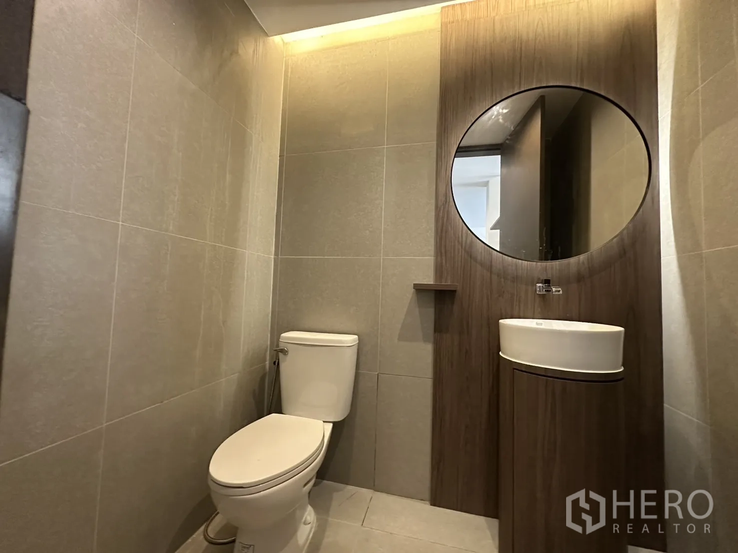 สำนักงานที่บ้าน ให้เช่าในPhra Khanong, Bangkok - ห้องน้ำแขก กระจกกลม เคาน์เตอร์ไม้ และไฟซ่อน