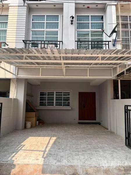 ทาวน์เฮาส์ ให้เช่าในKhlong Toei, Bangkok - ด้านหน้าทาวน์เฮ้าส์มีโรงจอดรถกันสาด ประตูทางเข้า และหน้าต่างชั้นบน