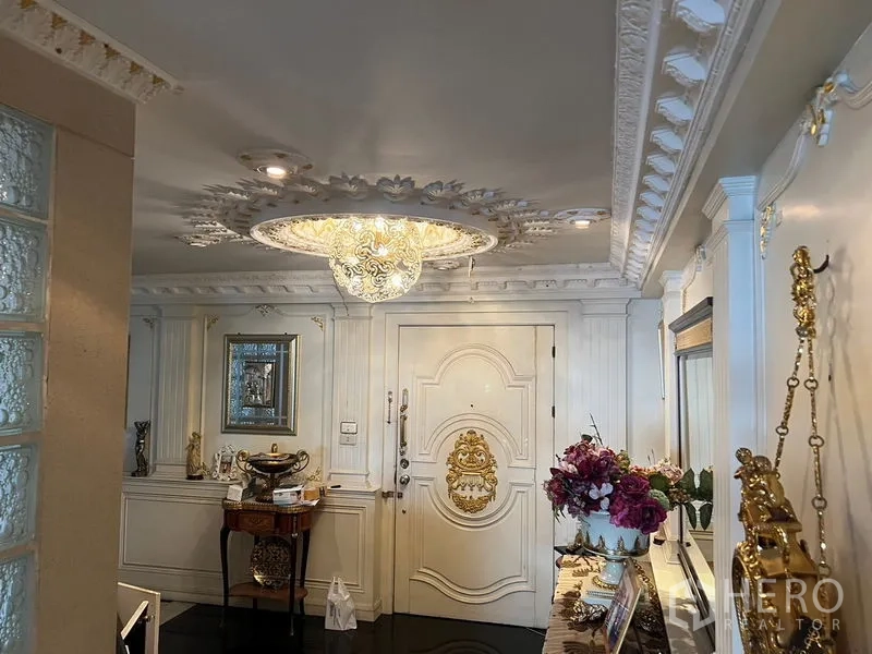 คอนโด ขายในKhlong Toei, Bangkok - โถงทางเข้าหรู ประตูบานใหญ่ตกแต่งลาย ปูนปั้นเพดานลายดอก และคอนโซลวางของ