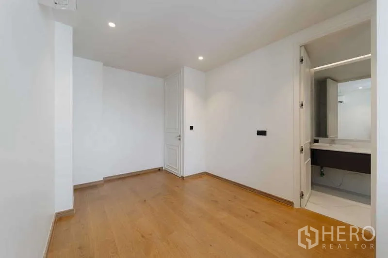 ทาวน์เฮาส์ ให้เช่าหรือขายในWatthana, Bangkok - ห้องอเนกประสงค์พร้อมทางเข้าห้องน้ำในตัวและไฟฝังเพดาน พื้นไม้