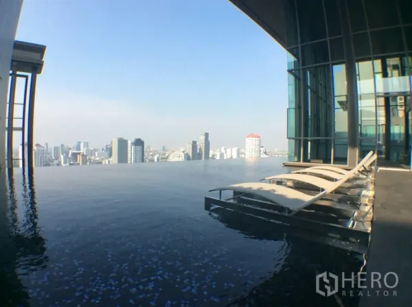 คอนโด ให้เช่าในKhlong Toei, Bangkok - สระว่ายน้ำอินฟินิตี้บนดาดฟ้าพร้อมเตียงอาบแดดและวิวสกายไลน์กรุงเทพฯ
