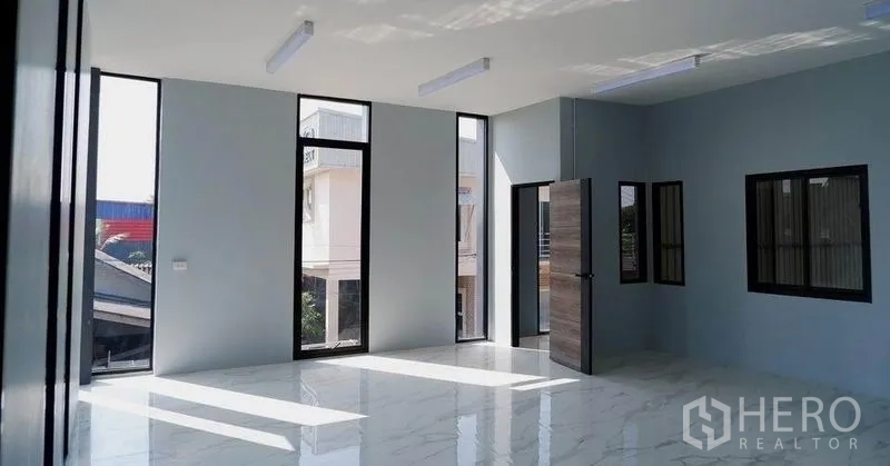 货栈 出租在Bueng Kum, Bangkok - 仓库内明亮办公室，落地窗与亮面瓷砖地面。