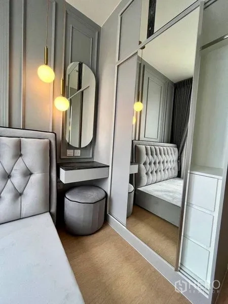 คอนโด ให้เช่าหรือขายในWatthana, Bangkok - มุมแต่งตัวกระจกวงรี โคมไฟห้อย และสตูลบุนุ่ม