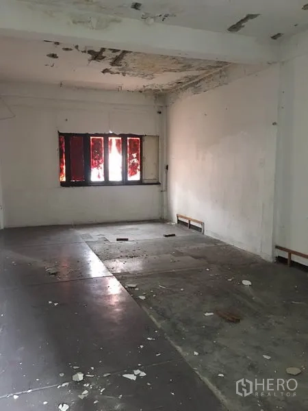 อาคารพาณิชย์ ให้เช่าในKhlong Toei, Bangkok - ห้องชั้นบนขนาดใหญ่ต้องปรับปรุง เพดานลอกและหน้าต่างสีแดง