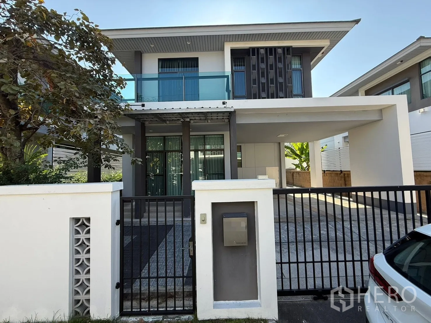 บ้าน for rent in Prawet, Bangkok - บ้านเดี่ยวสองชั้นสไตล์ร่วมสมัย พร้อมระเบียงกระจก โรงจอดรถมีหลังคา และรั้วหน้าบ้าน