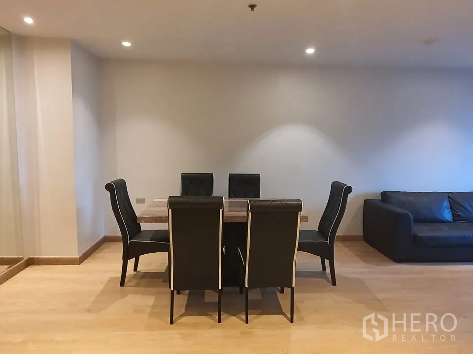 คอนโด for rent in Watthana, Bangkok - พื้นที่รับประทานอาหารโต๊ะหกที่นั่ง พร้อมเก้าอี้บุหนัง ติดกับห้องนั่งเล่น