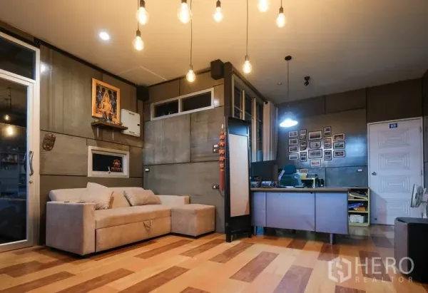 คลังสินค้า ให้เช่าในBueng Kum, Bangkok - เลานจ์ออฟฟิศมีโซฟา โต๊ะทำงาน ผนังสไตล์คอนกรีต และไฟเพดานโทนอุ่น