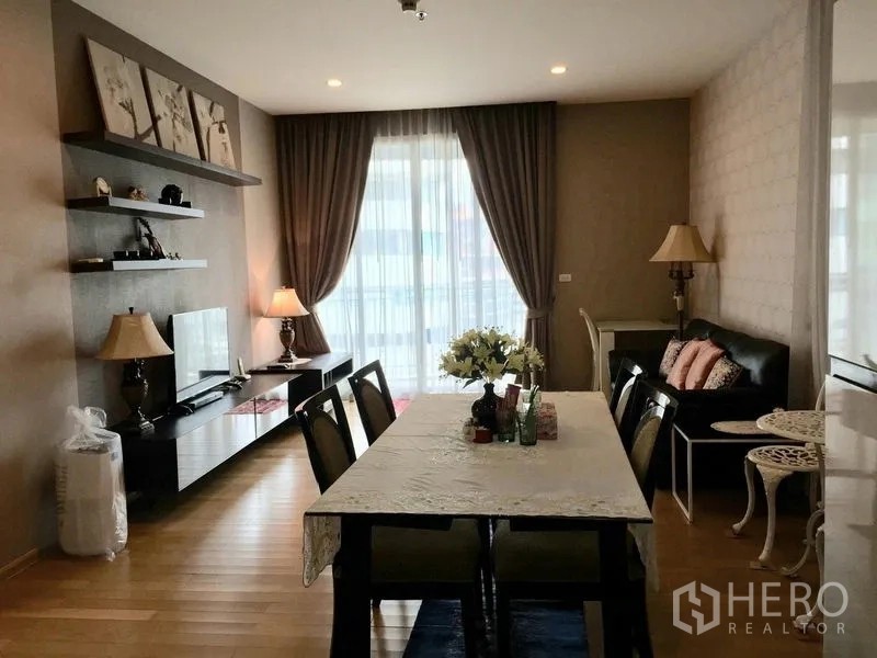 คอนโด ให้เช่าในWatthana, Bangkok - ห้องนั่งเล่น–ทานอาหารสว่างไสว มีชั้นวางทีวี โซฟา และประตูกระจกออกสู่ระเบียง