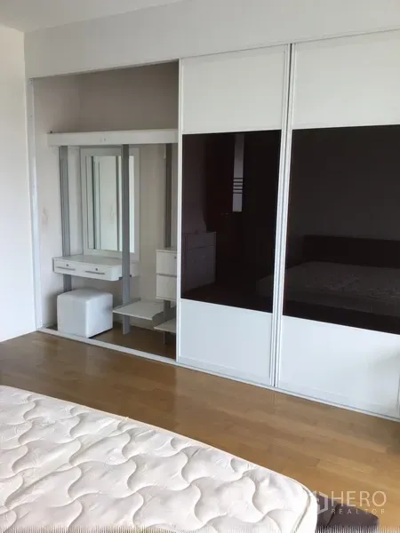 คอนโด ให้เช่าในWatthana, Bangkok - โซนแต่งตัวในห้องนอนใหญ่ พร้อมตู้เสื้อผ้าบานเลื่อนและโต๊ะเครื่องแป้งบิวต์อิน