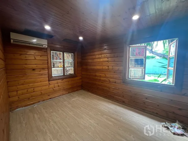 สำนักงานที่บ้าน ให้เช่าในSuan Luang, Bangkok - ห้องผนังไม้ติดแอร์ มีหน้าต่างสองบานและไฟดาวน์ไลท์