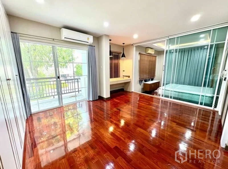 Detached House for rent in Phasi Charoen, Bangkok - Master suite with balcony doors, work desk and glass wall to bedroom.