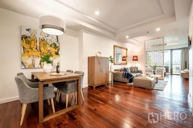 คอนโด ให้เช่าหรือขายในKhlong San, Bangkok - ห้องนั่งเล่นและรับประทานอาหารแบบเปิด พื้นไม้จริง ไฟฝ้า พร้อมฉากกั้นนำไปสู่ระเบียง