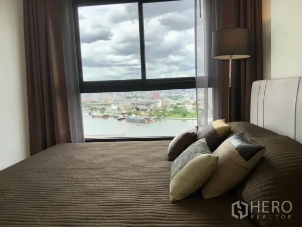 คอนโด ให้เช่าหรือขายในThon Buri, Bangkok - หน้าต่างห้องนอนกรอบวิวแม่น้ำแบบพาโนรามา