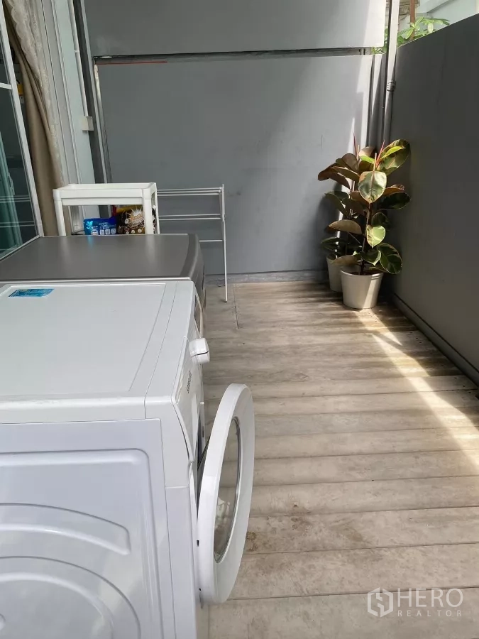 联排别墅 出租在Prawet, Bangkok - 后露台半室外洗衣区与绿植。