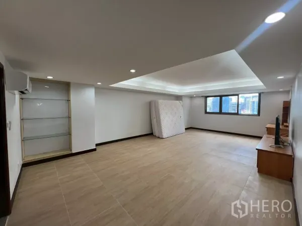 คอนโด ให้เช่าในWatthana, Bangkok - ห้องนอนใหญ่ หน้าต่างบานกว้างเห็นวิวเมือง พร้อมชั้นวางบิลท์อิน