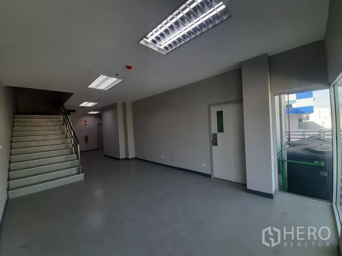 工厂 出租在Bang Lamung, Chon Buri - 办公室区域配宽楼梯与大窗，工业风精装。