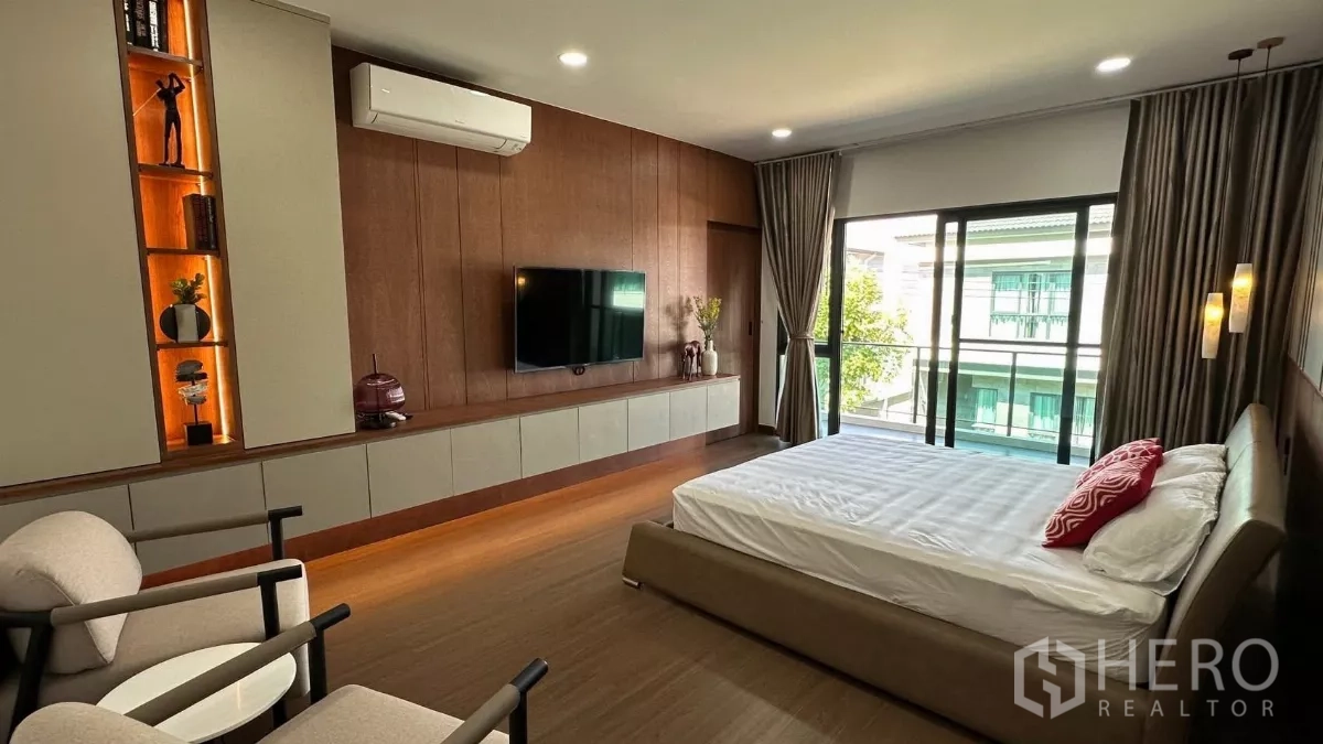 Detached House for rent in Bang Phli, Samut Prakan - Master bedroom with balcony access, media wall and a king bed.
