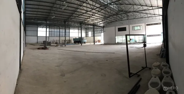 货栈 出租在Saphan Sung, Bangkok - 仓库全景，开放式平面、钢结构屋顶与内部办公室一体化布局。