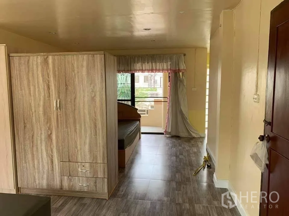 ทาวน์เฮาส์ ให้เช่าในPhra Khanong, Bangkok - โถงห้องนอนพร้อมตู้เสื้อผ้า มุ่งสู่ระเบียงเล็ก รับแสงธรรมชาติ