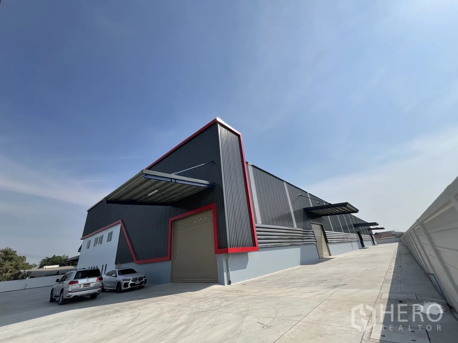 คลังสินค้า ให้เช่าในMueang Samut Prakan, Samut Prakan - ด้านข้างอาคารมีประตูม้วนหลายจุดพร้อมกันสาด บนลานคอนกรีตขนาดใหญ่สำหรับรถบรรทุก