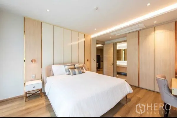 คอนโด ให้เช่าในBang Na, Bangkok - ห้องนอนกว้างมีตู้เสื้อผ้าบิวท์อิน มองเห็นประตูห้องน้ำในตัว