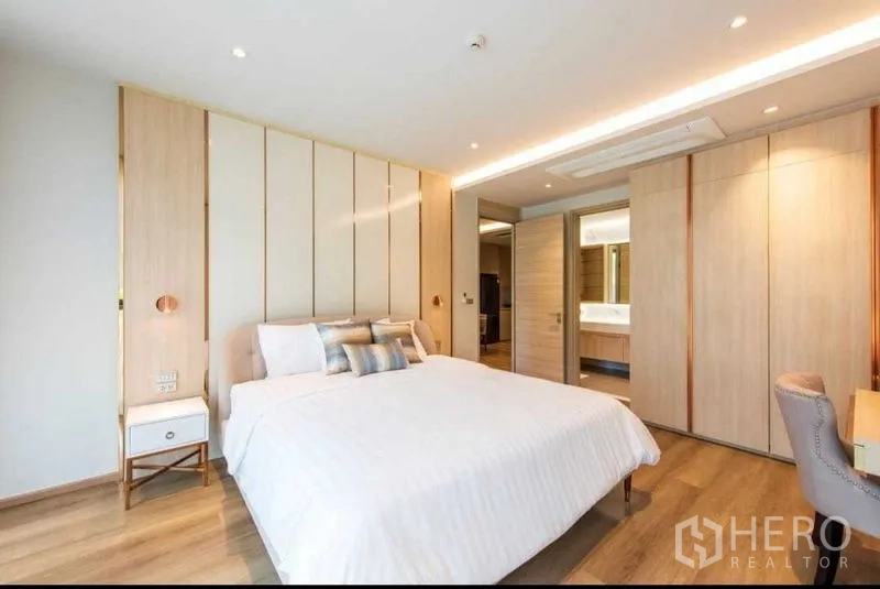 คอนโด ให้เช่าในBang Na, Bangkok - ห้องนอนกว้างมีตู้เสื้อผ้าบิวท์อิน มองเห็นประตูห้องน้ำในตัว
