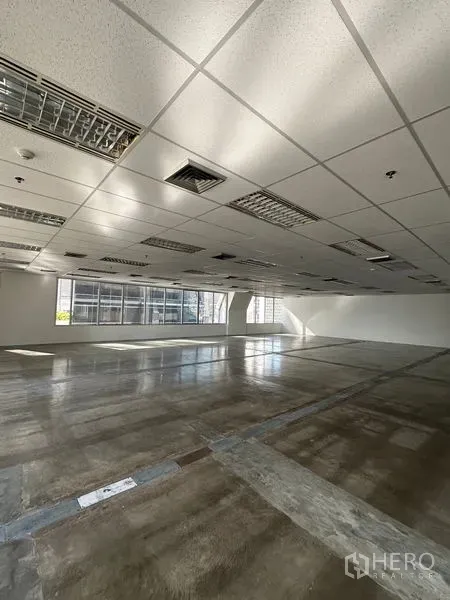办公空间 出租在Pathum Wan, Bangkok - 宽阔空置办公楼层，吊顶灯具齐全，抛光地面，双面采光窗户。