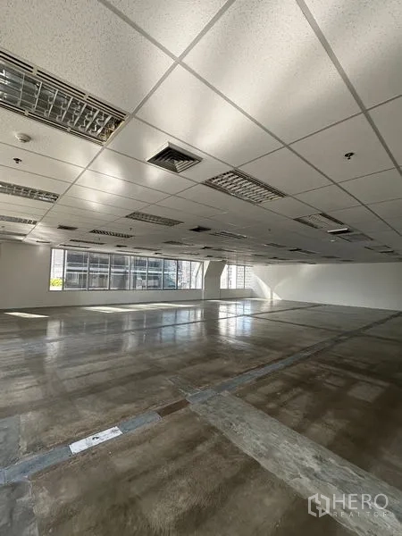 办公空间 出租在Pathum Wan, Bangkok - 宽阔空置办公楼层，吊顶灯具齐全，抛光地面，双面采光窗户。