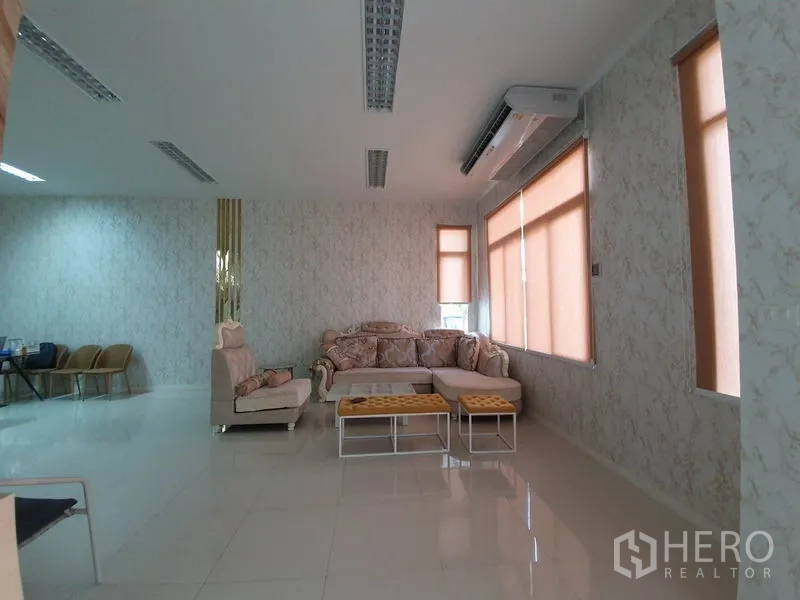 Factory for sale in Lam Luk Ka, Pathum Thani - Spacious lounge or staff waiting area with sofas, air-conditioning and large windows.