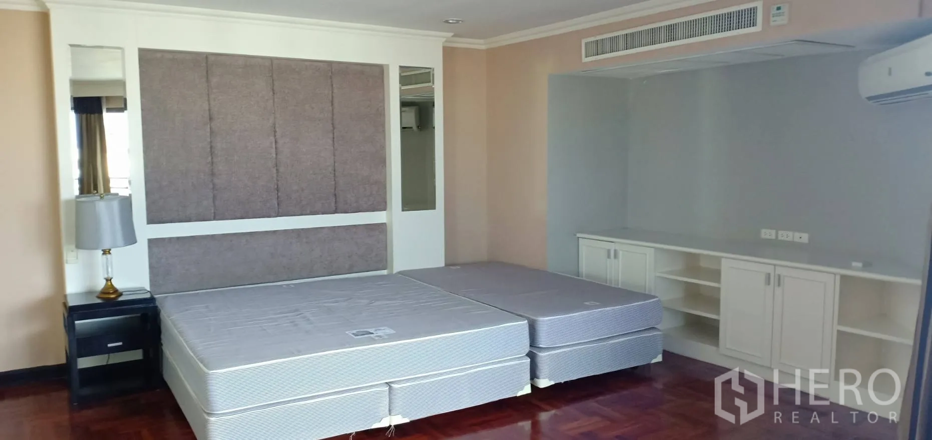 คอนโด ให้เช่าในWatthana, Bangkok - ห้องนอนหลักกว้างขวางพร้อมที่นอนคู่ หัวเตียงบุผ้า ตู้เก็บของบิลท์อิน และเครื่องปรับอากาศ