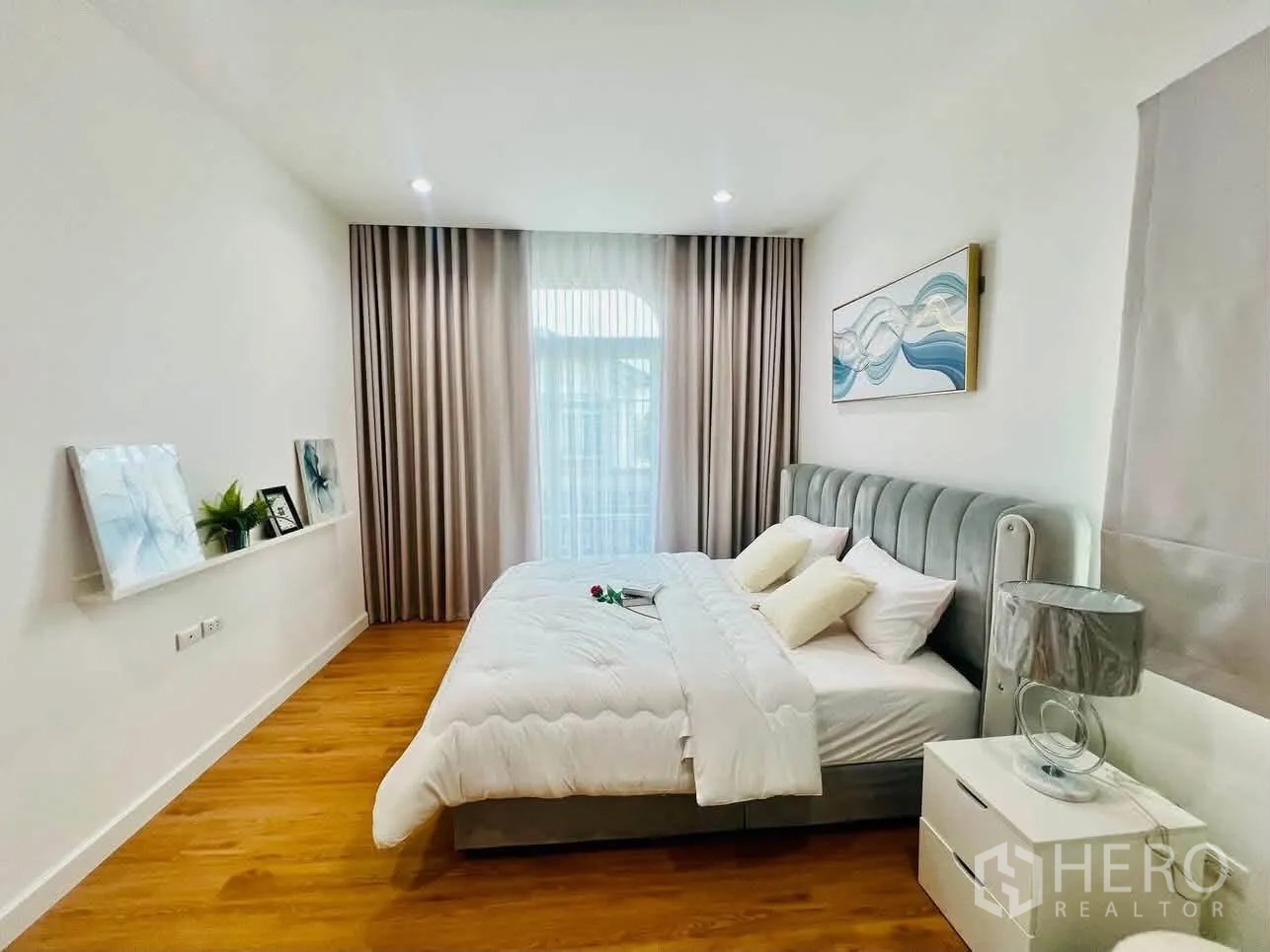 Detached House for rent in Bang Phli, Samut Prakan - Bright bedroom with upholstered headboard, full curtains, and a glass door to the balcony.