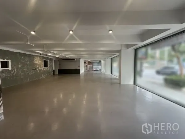 零售空间 出租在Bang Rak, Bangkok - 狭长可变销售空间，两侧多扇展示窗与质感特色墙。