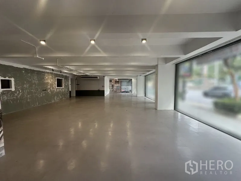 零售空间 出租在Bang Rak, Bangkok - 狭长可变销售空间，两侧多扇展示窗与质感特色墙。