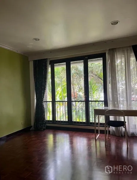 Townhouse for rent in Phaya Thai, Bangkok - Bright study or bedroom with floor-to-ceiling windows and garden view.
