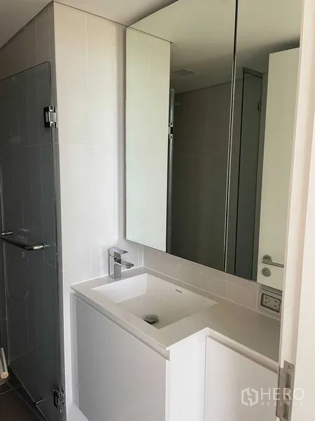 คอนโด ให้เช่าในKhlong Toei, Bangkok - ห้องน้ำสมัยใหม่ พร้อมตู้กระจก อ่างล้างหน้า และตู้ชาวเวอร์