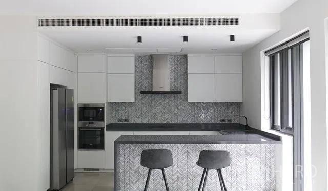 ทาวน์เฮาส์ ขายในWatthana, Bangkok - ครัวขาวทันสมัย ผนังลายก้างปลา เกาะกลางพร้อมเคาน์เตอร์บาร์ เครื่องใช้บิลท์อิน