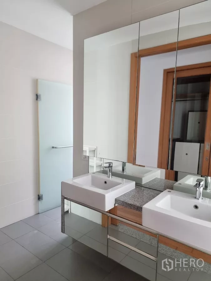 คอนโด ให้เช่าในKhlong Toei, Bangkok - ห้องน้ำเคาน์เตอร์คู่ กระจกเต็มผนัง มีพื้นที่เก็บของ