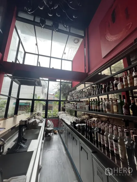 零售空间 出租在Watthana, Bangkok - 室内吧台区，玻璃屋顶高挑采光充足。