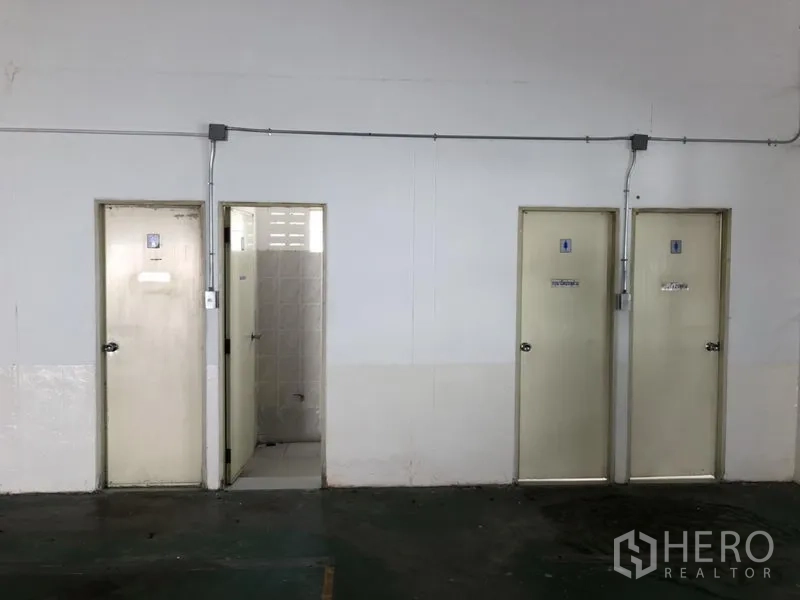 货栈 出租 - 室内墙面设多扇卫生间门及瓷砖洗手间。