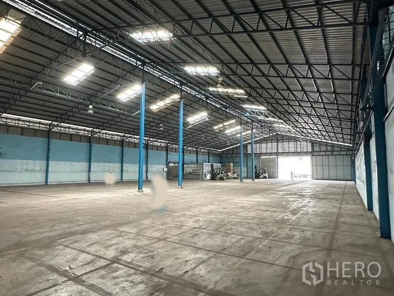 货栈 出租在Bang Pa-in, Phra Nakhon Si Ayutthaya - 大跨无柱储存空间，屋面采光明亮，远端设有出入口。