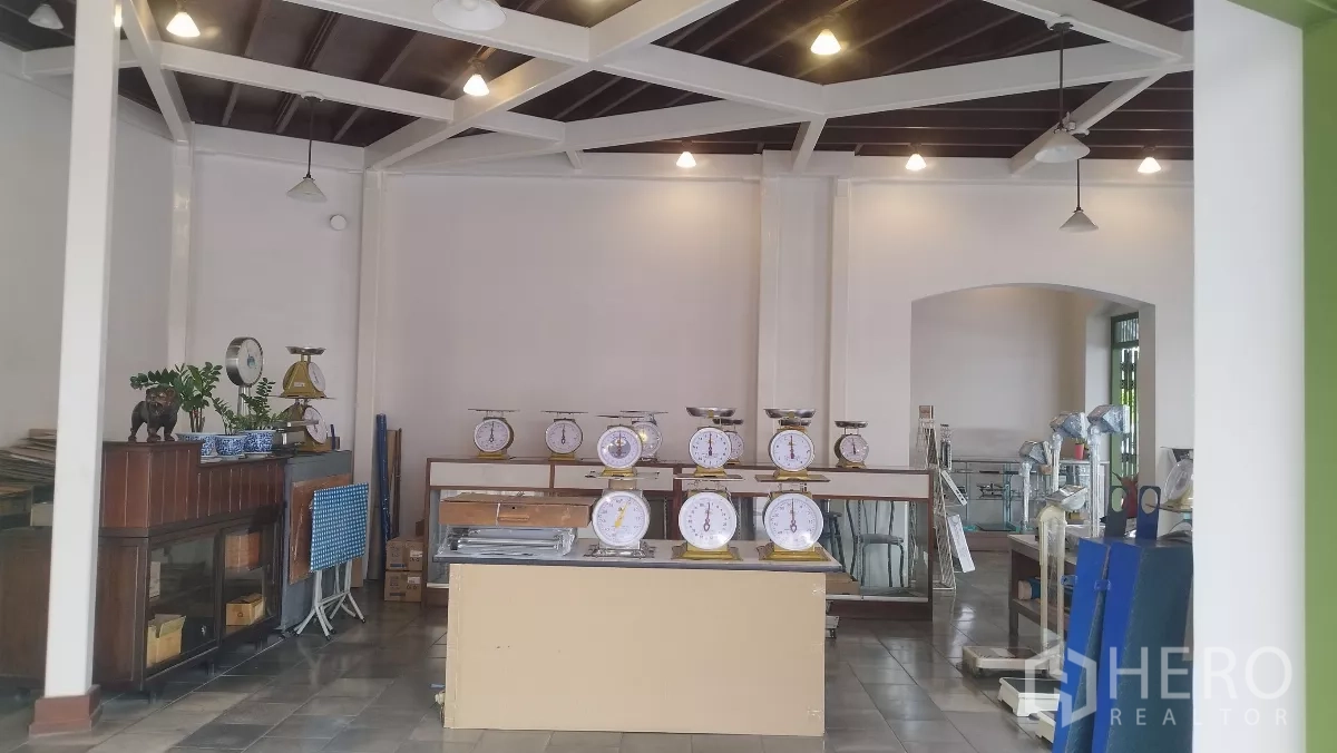 零售空间 出租在Bangkok - 宽敞销售区，长展示台与温暖照明，层高充足。