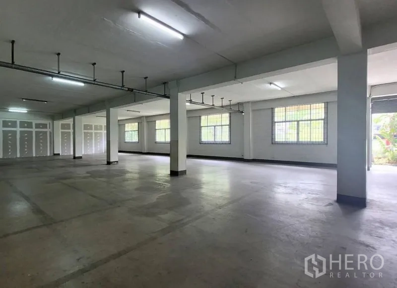 工厂 出租在Mueang Samut Prakan, Samut Prakan - 开放大厅，格栅窗、顶灯与外露管线
